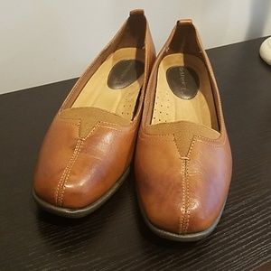 Sale! EUC Sz 9 leather Hush Puppies leather